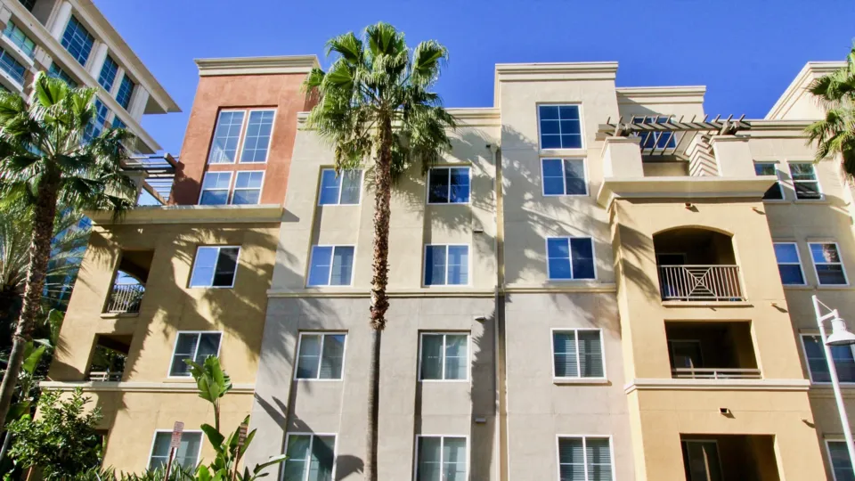 THIS IMAGE REPRESENTS THE BEAUTIFUL APARTMENTS AT THE CITY OF IRVINE WHICH HAVE THE MANY FLATS, PLANTS AND THE TREES