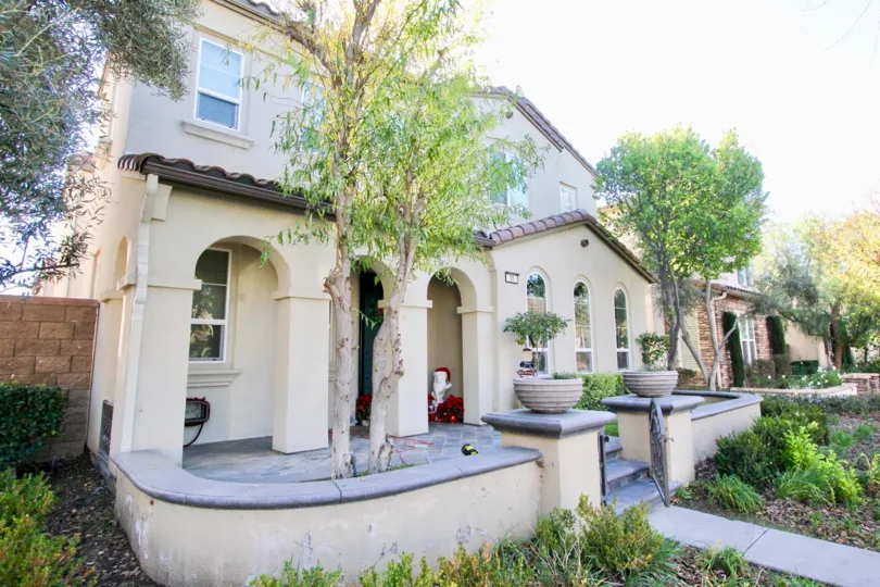 THIS IMAGE SHOWS THE VILLAS THAT HAS LOT OF PLANTS, TREES AND GLASS WINDOWS ARE SHOWN IN THIS HOME IS PLACED IN THE CITY OF IRVINE