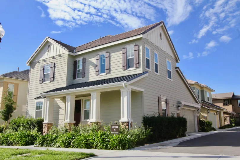 THE APARTMENT WITH LOT OF PLANTS SHOWS BEAUTIFUL WHICH ARE LOCATED IN THE CITY OF IRVINE