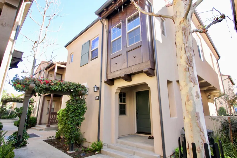 THE FRONT VIEW OF THE HOUSE THAT HAS NUMBER ON THE BOARD, LIGHT LAMP, TREES, PLANTS, IN THE CITY OF IRVINE