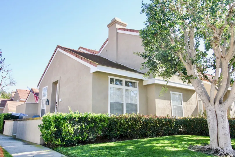THE SIDEVIEW OF HOUSE WITH LAWN, PLANTS, TREES WHICH IS SITUATED IN CAMBRIDGE COURT COMMUNITY