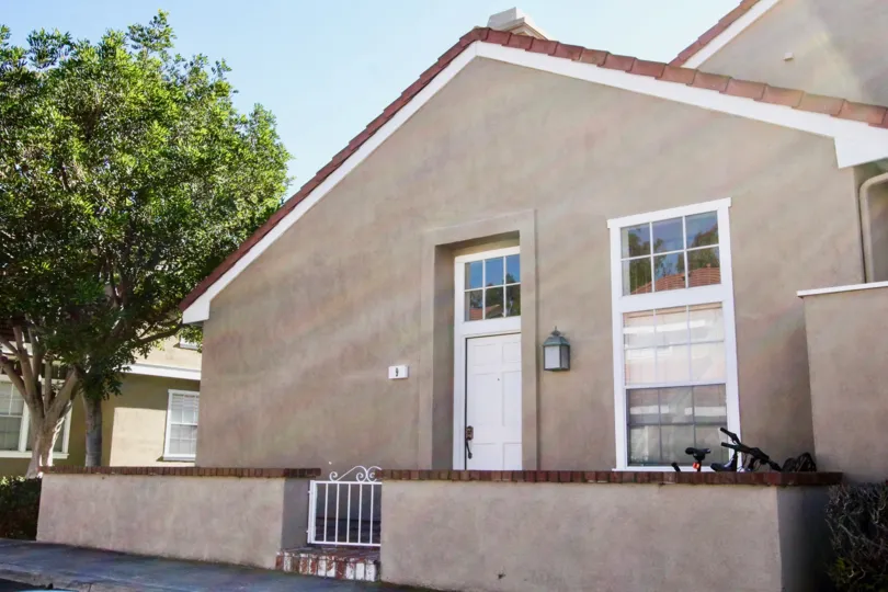 Cambridge Court is a popular community for young professionals and college students attending the University of California Irvine campus. Situated very close to the University High School and Mason Park, these condos can offer single story homes with atta
