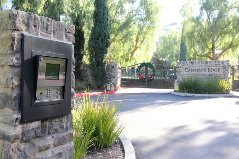 THE ENTRANCE WAY TO THE CANYON'S EDGE PLACED IN THE CITY OF IRVINE THAT HAVE THE LOT OF TREES AND PLANTS