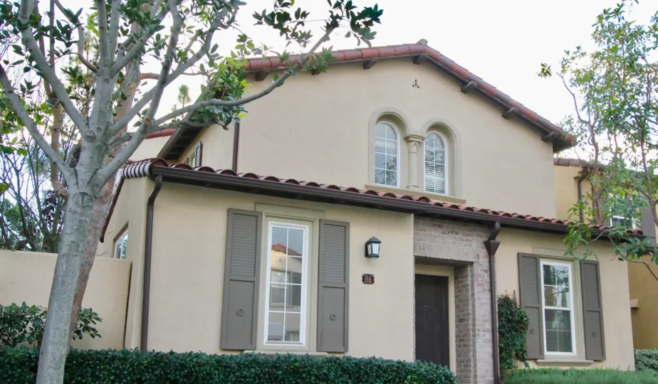 THE FRONT VIEW OF THE HOME WITH LOT OF PLANTS AND TREES, GLASS WINDOWS IS IN CHANTORY