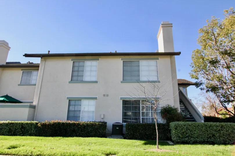Side to the Villa in Columbia Square is covered with meadows and bushes