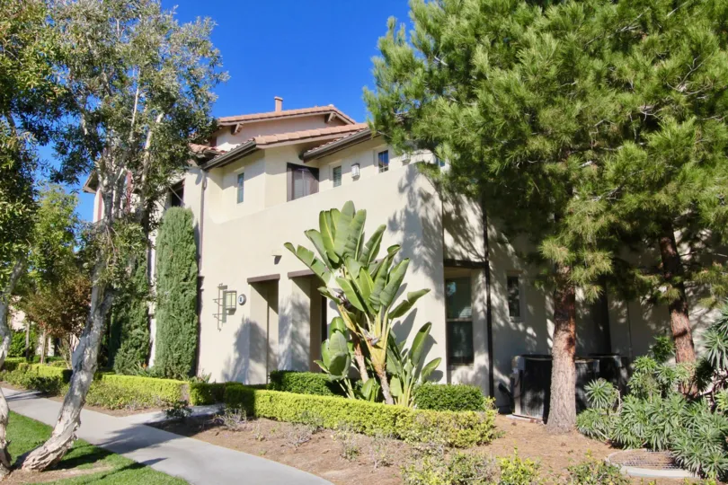 Villa Coronado Apartment Homes is a tropical, Mediterranean-inspired paradise, where through the gated entry lies lush landscaping and fully appointed floor plans complete with indoor washer and dryer and private garage. Located in the heart of Irvine, Vi
