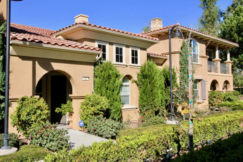 Green hedges protecting the Cortile house in Irvine California