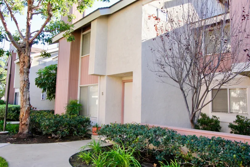 THE 5 APARTMENT IN THE DEERFIELD TOWNHOMES WITH THE PLANTS, TREES