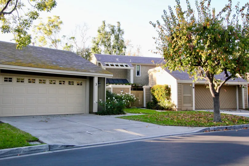THE 3 APARTMENT IN THE GLEN GARDEN HOMES WITH THE SHUTTER, GRASSLAND, TREES