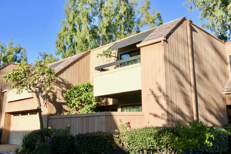 Glen Townhomes, Irvine California. Landscaped lot, balcony