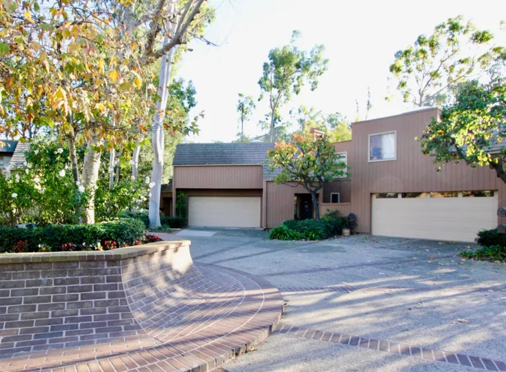 THE HOUSE IN THE GLEN TOWNHOMES WITH THE FLOWER PLANTS, TREES