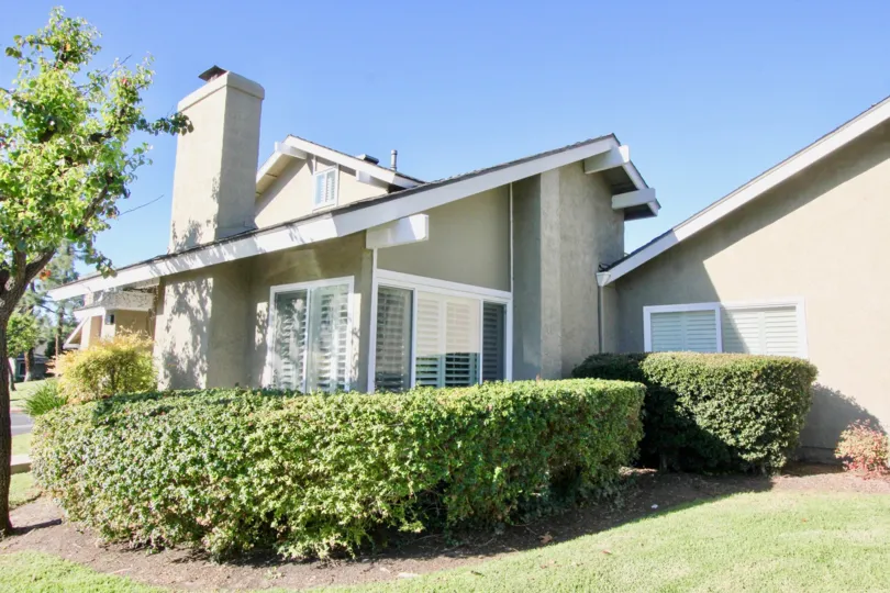 Maintained lawn, lots of natural light, working chimney, Irvine California, Heritage Park, petite landscaping