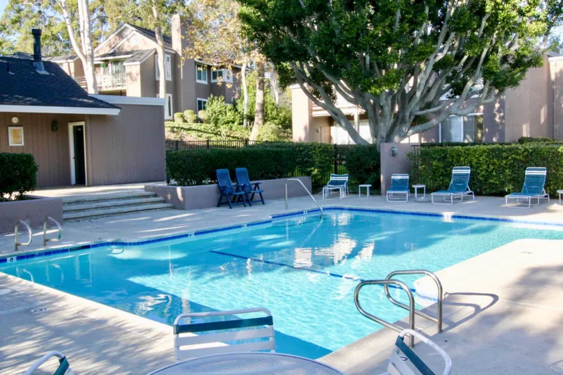 THE APARTMENT IN THE HIGHLAND VIEW WITH THE SWIMMING POOL, CHAIRS, TREES, PLANTS