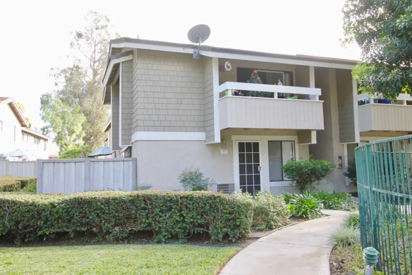 THE 25 APARTMENT IN THE IRVINE SPRINGS WITH THE DISH ANTENNA, LAWN, PLANTS, TREES