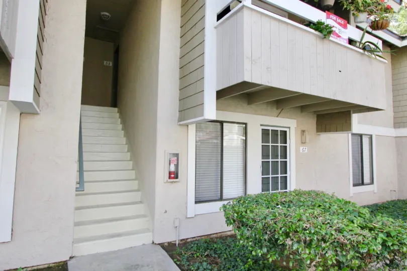 Compact and convenient villa in Irvine Springs with a lawn