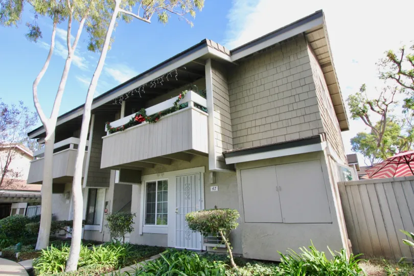 THE 47 APARTMENT IN THE IRVINE SPRINGS WITH THE PLANTS, TREES, BALCONI