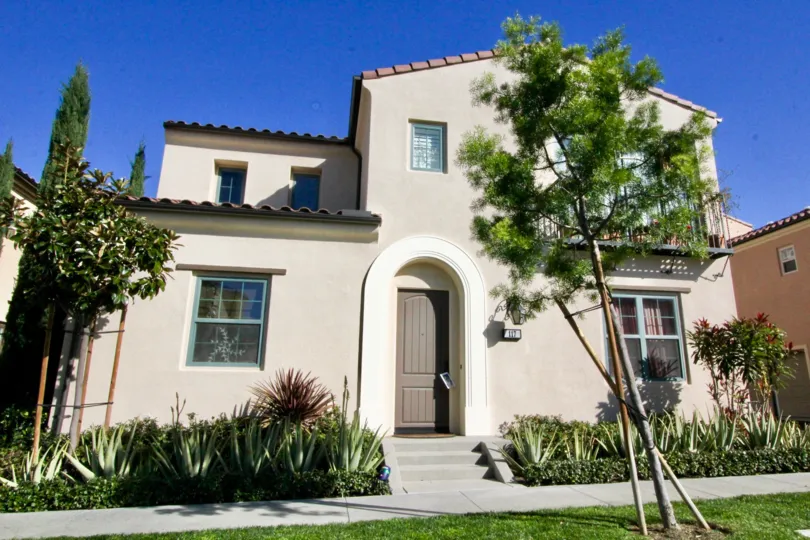 Front to the villa in Jade Court has tree with meadows