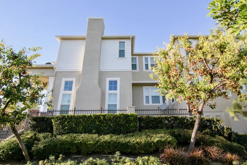 Kensington Court at Columbus Grove in Irvine beautifully combines the appeal of single-family homes with the convenience of attached designs in unique two and one-half-story floorplans.
