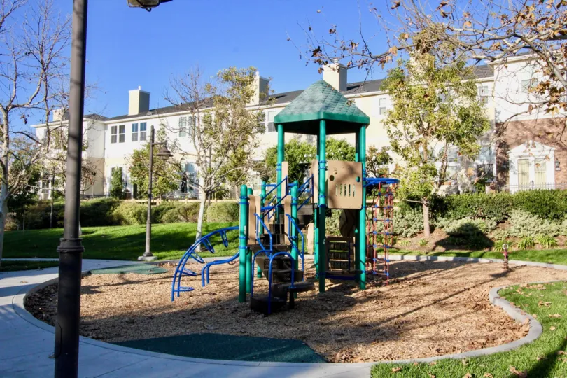 Kensington Court at Columbus Grove in Irvine beautifully combines the appeal of single-family homes with the convenience of attached designs in unique two and one-half-story floorplans.