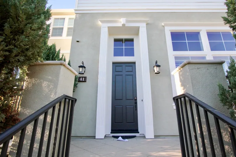 The 41 Villa in Kensington Court has Two light lamps near to the door