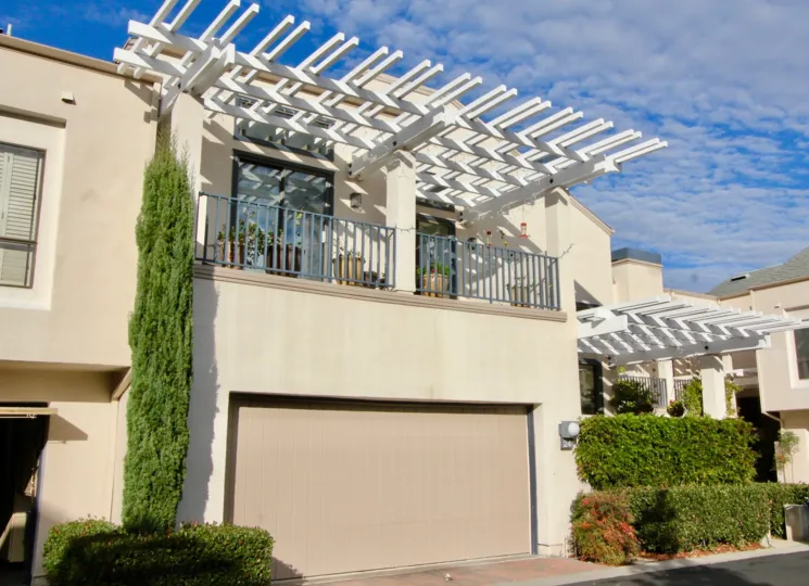 Excellent sunshine near villa with balcony and small plants of Lakeshore in Irvine