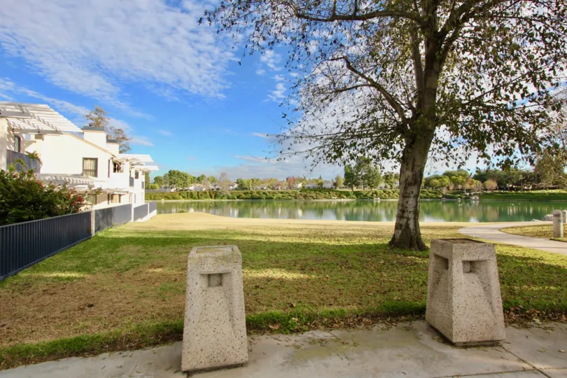THE FLAT IN THE LAKESHORE WITH THE LAKE, GRASSLAND, TREES