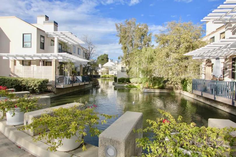 Wonderful houses with water in between to live peacefully in Lakeshore at Irvine, CA