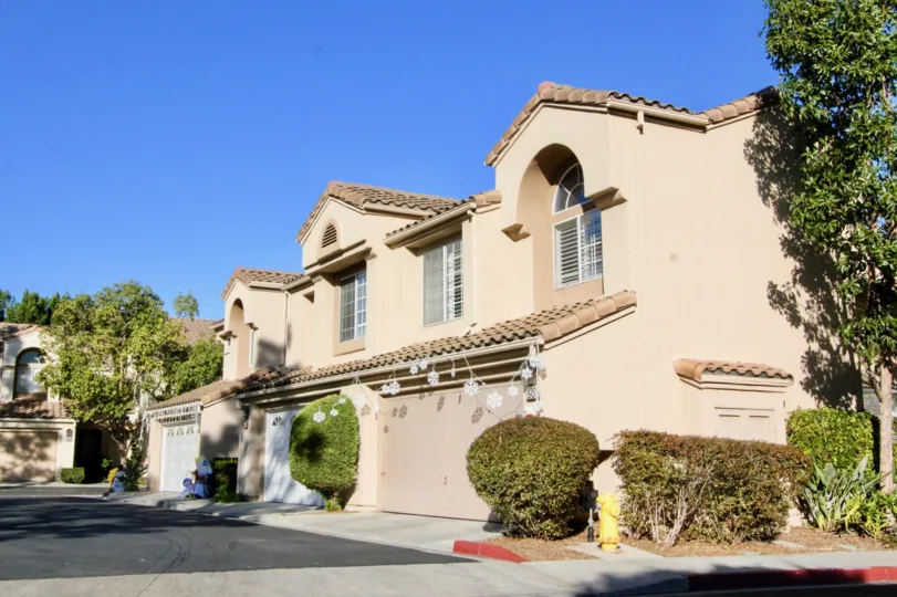 Las Palmas (Irvine) Apartments Irvine, CA Las Palmas (Irvine) offers Junior, One & Two Bedroom Apartments For Rent in Irvine, CA. Located near dining and stores.