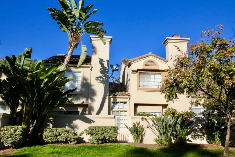 Vibrant landscaping with mature palm groves, intimate courtyards, and resort-style pools is the hallmark of Las Palmas Apartment Homes in Irvine. Choose from several floor plans to reflect your own personal style and indulge in amenities such as a gated e