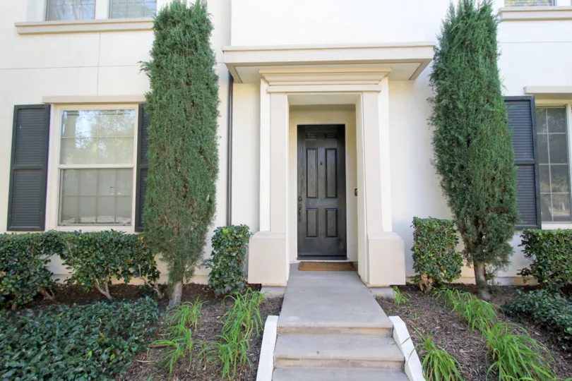 THE FRONT VIEW OF HOUSE NEARBY PLANTS ARE PLANTED IN THE IRVINE CITY