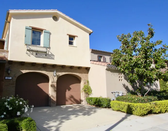 The 27th Villa in Los Arboles has light lamps with bushes and trees