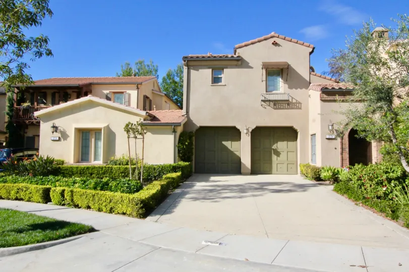 LOS ARBOLES Condos For Sale The spacious Spanish two-story townhome style condos at Los Arboles are detached residences designed for maximum comfort and privacy nestled in among the trees just off Portola Springs Parkway in Irvine. This community has two 