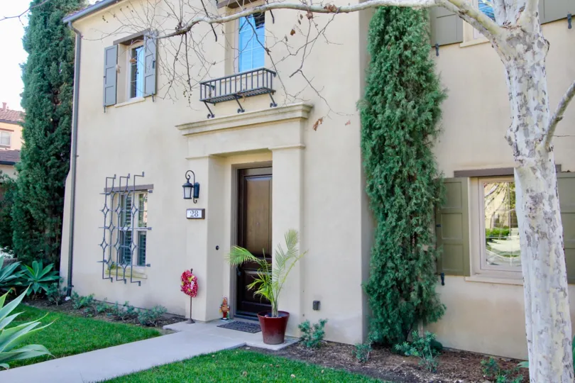 Villa in Los Arboles has numbered as 28 with light lamps and flower pots