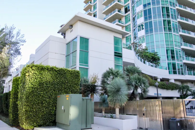 THIS IMAGE VIEWS THE VERY BIG APARTMENTS WITH PLANTS IS IN IRVINE CITY