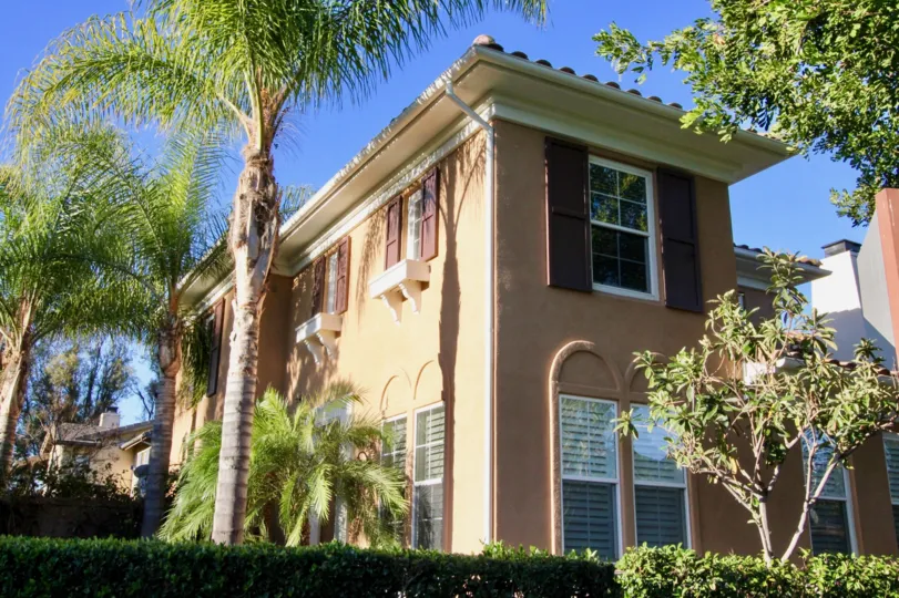 Modern Villa with palm trees and garden in Northpark Square of Irvine