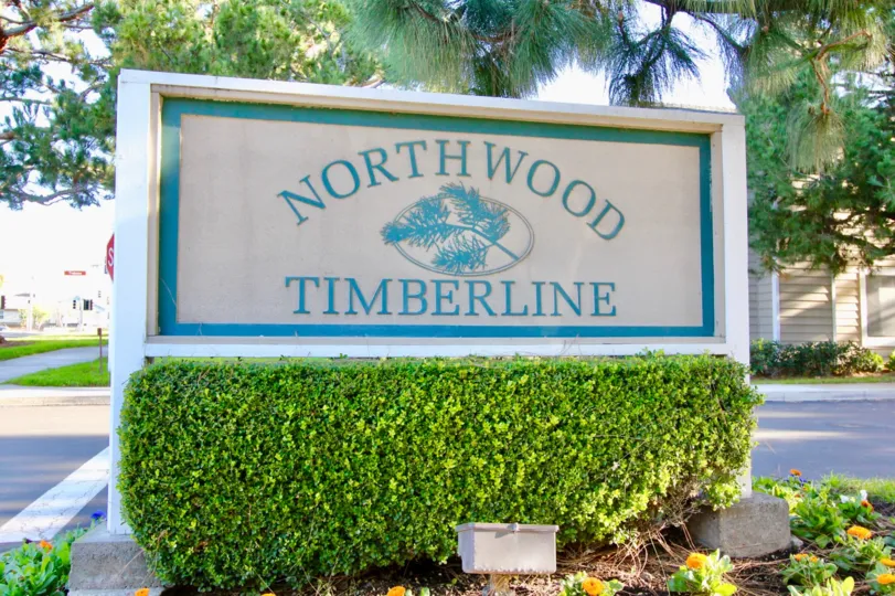 THE FLAT IN THE Northwood Timberline WITH THE NORTH WOOD Northwood Timberline WALL, PLANTS, TREES