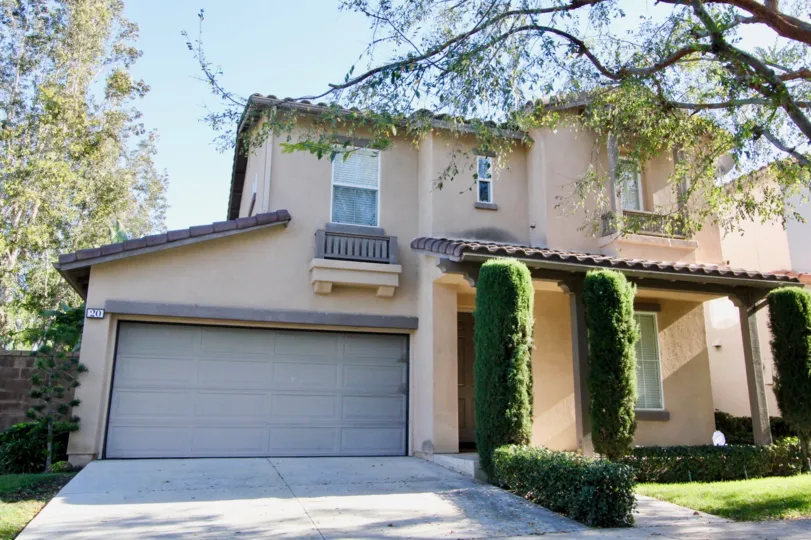 House having parking and trees around in Oak Creek of Irvine