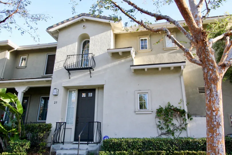 Near to the 23 th Villa in San Juan Bautista has trees, bushes and plants