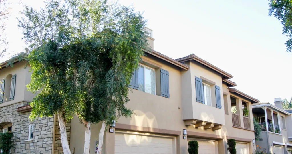 At side to the Villa in San Juan Bautista has tall plants with light lamps