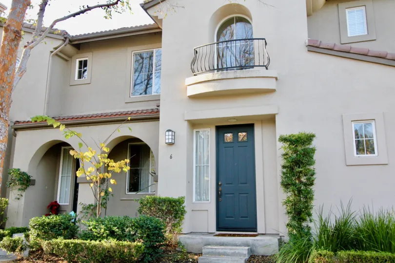 A sunny day in the San Juan Bautista with a house and balcony.
