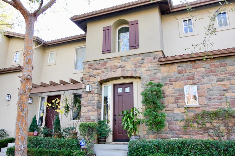 THE 30 FLAT IN THE SAN JUAN BAUTISTA WITH THE FLOWER POTS, PLANTS, TREES