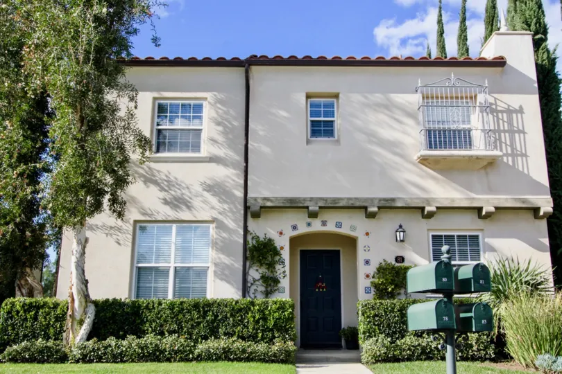 a sunny day in the san simeon with ahouse that has numbered as 81 and has a tall tree on its left side also with a garden around