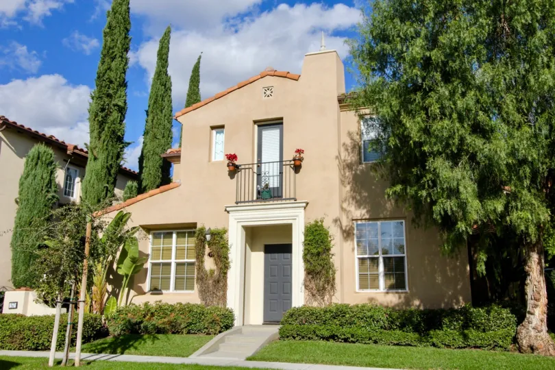 Excellent greenary near villa with sunshine and trees of San Simeon of Irvine