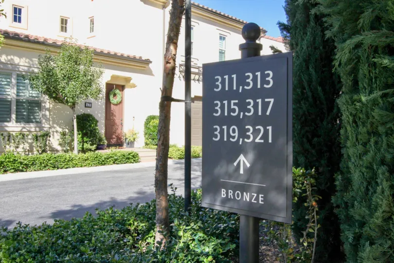 A gray unit signpost in Santa Cruz community alongside a driveway.