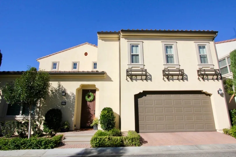 Awesome front view of villa with plants in Santa Cruz of Irvine