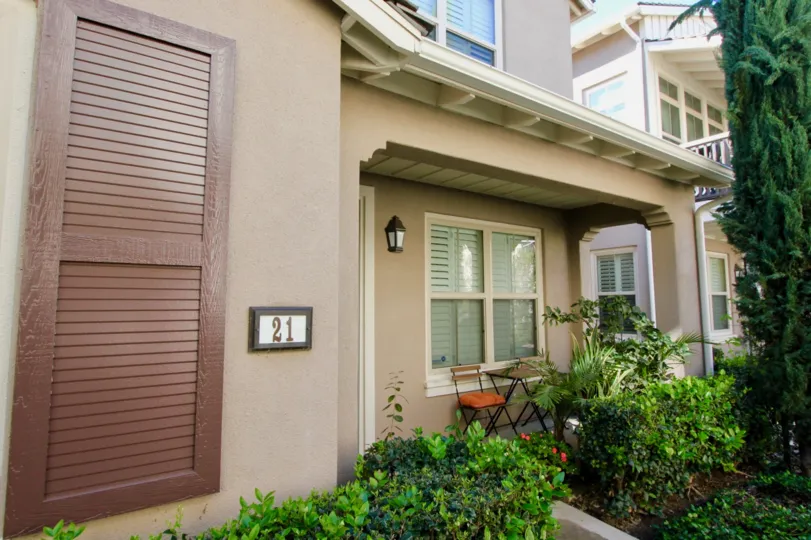 Beautiful Villa with windows and house number with trees in santa Rosa of Irvine