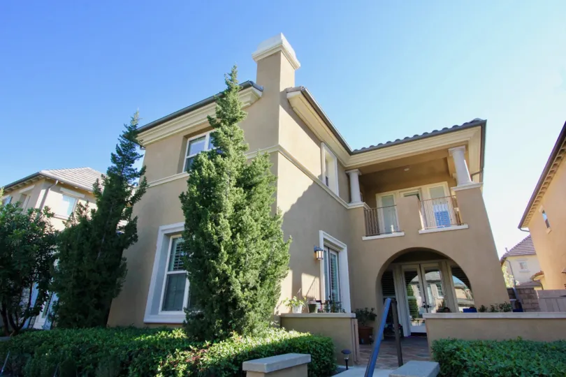 Beautiful Beige color Bunglow with green trees and speious in Stonetree Manor, Irvine.