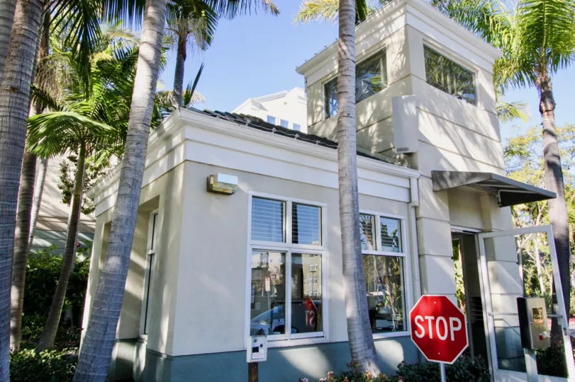 Villa having palm trees and street sings around in The Metropolitan of Irvine