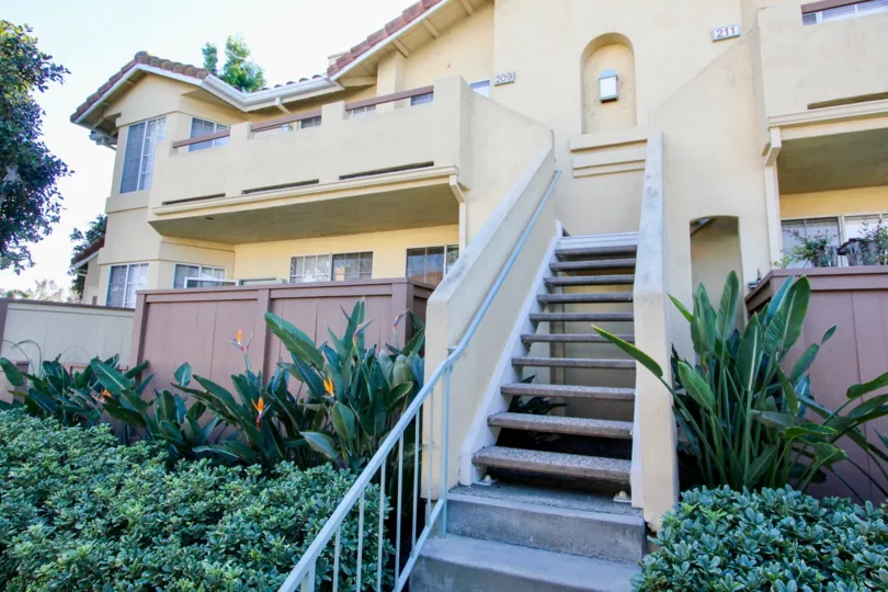 A sunnyday in vista west park with beautiful estate home with staris and lots of green plants