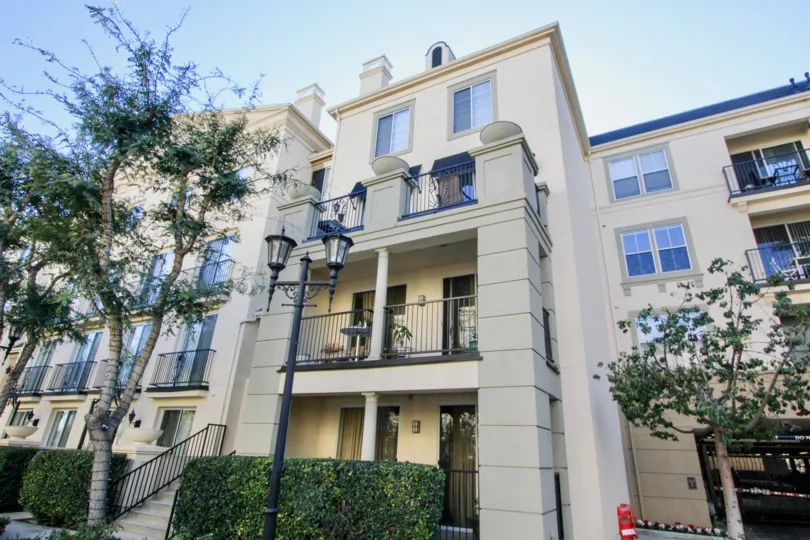 A four-storey townhouse in Watermarke community in white and blue theme.